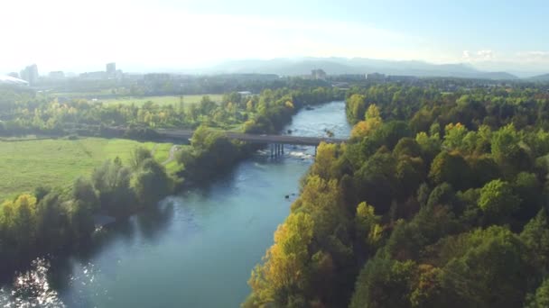 美しい広い川に通じる空中: 4 車線渋滞高速道路橋 — ストック動画