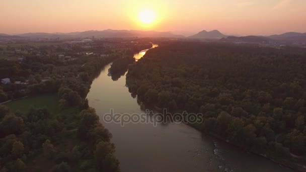 AERIAL: Impressionante rio largo com afluente ao pôr-do-sol mágico de luz dourada — Vídeo de Stock