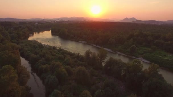 AERIAL: Belo rio largo com afluente ao pôr-do-sol mágico de luz dourada — Vídeo de Stock