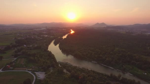 Antenna: Misztikus kisváros, a gyönyörű folyó és a buja erdő arany napkeltekor — Stock videók