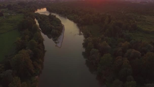 AERIAL: Impresionante río ancho con pequeña isla en la mágica puesta de sol de luz dorada — Vídeos de Stock