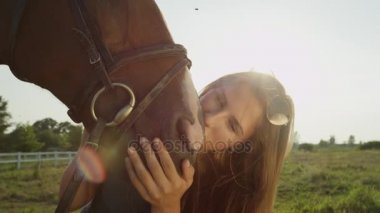 Yakın: Öpüşme ve sevimli at 's namlu sevişme şirin esmer kız portresi
