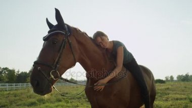 Yakın: ata döşeme ve onu sarılma sevimli genç beyaz esmer kız