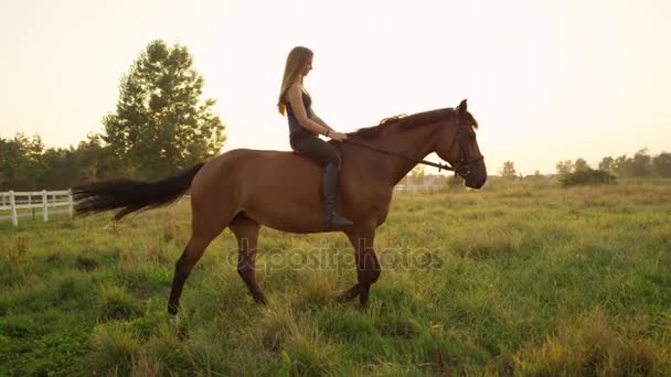 SLOW MOTION: Beautiful happy girl bareback riding mighty brown horse — Stock Video