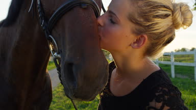 Yakın: öpüşme ve sevişme kahverengi atını neşeli genç beyaz kız