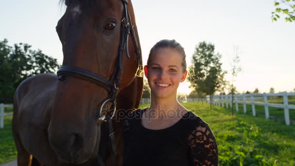 FECHAR UP: Retrato de cavalo marrom forte e menina muito feliz no dia ensolarado — Vídeo de Stock