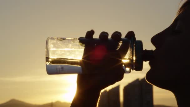 FECHAR UP: Retrato de mulher muito jovem bebendo água doce de garrafa — Vídeo de Stock