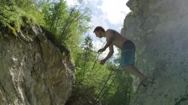 Close-up: Glimlachende man springen hoofd eerst in verbazingwekkend helder water en zwemmen — Stockvideo