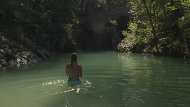 Anteni, Close Up: Turkuaz bikini nehir yenileme Yüzme genç kız — Stok video