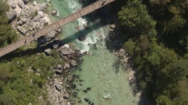 Hava: azgın hızlı river rapids önde gelen ahşap halat köprü üstünde uçan