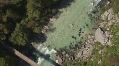 Hava: Azgın zümrüt nehir ve kayalık nehir yatağı içinde çalışan whitewater rapids