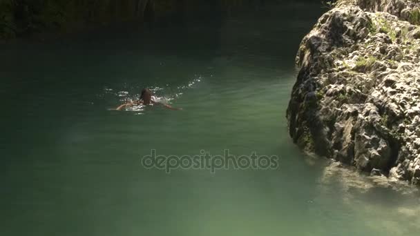 AERIAL, FECHAR-SE: Mulher muito sorridente nadando no rio refrescante no dia ensolarado — Vídeo de Stock