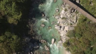 Hava: Azgın yeşil nehir ve kayalık nehir yatağı içinde çalışan whitewater rapids