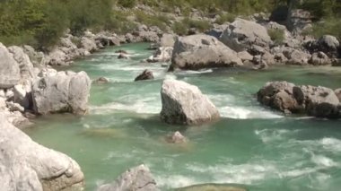 Hava, yakın: nehir çalışan büyük kayalar arasında korumak zümrüt çarpıcı