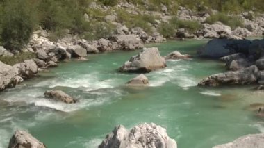 Hava, yakın: nehir çalışan büyük kayalar arasında korumak zümrüt şaşırtıcı