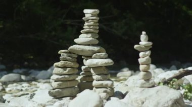 Yakın: nehir kıyısındaki ayakta turist ziyaret ederek yapılan taş heykel