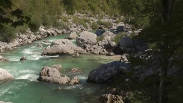 AERIAL, FECHAR UP: Esmeralda bonita manter o rio correndo entre rochas afiadas — Vídeo de Stock