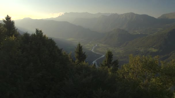 AEREO: Fiume sinuoso che si snoda attraverso la valle di montagna nella nebbiosa mattina — Video Stock