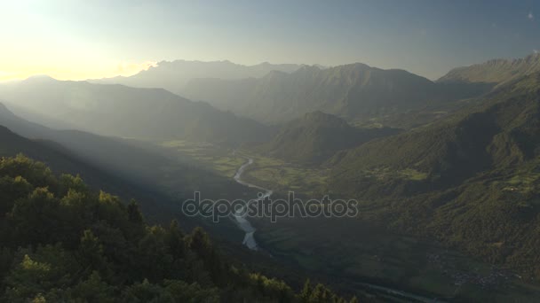 AERIAL: Río de montaña corriendo a través de hermoso valle verde en la noche brumosa — Vídeo de stock