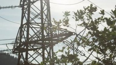 Yakın: Yüksek gerilim çelik iletim kulesi bulutlu gökyüzü karşı