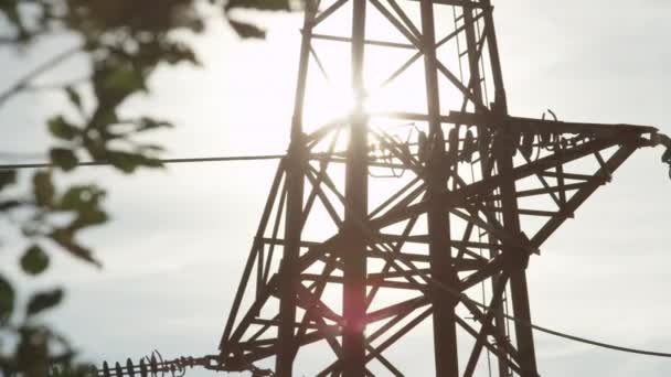 DOF: Construcción de acero grande que genera electricidad contra el cielo soleado — Vídeos de Stock