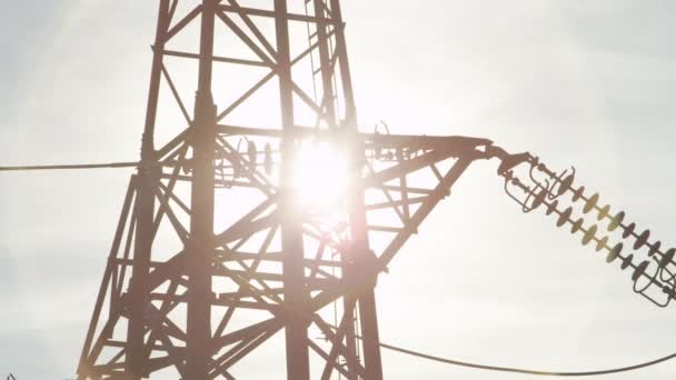 CHIUSURA: Torre di trasmissione in acciaio ad alta tensione e linee elettriche nella giornata di sole — Video Stock