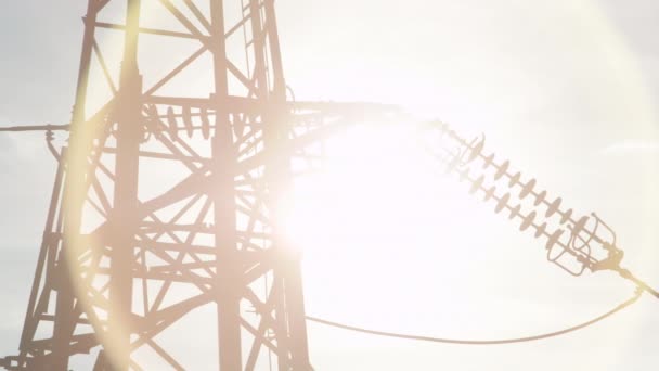 CERRAR: Torre de transmisión de metal de alto voltaje y líneas eléctricas en el día soleado — Vídeos de Stock