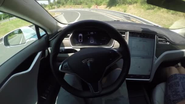 FPV: Inovativní autonomní elektromobil na autopilota samostatně řídit ostré křivky — Stock video