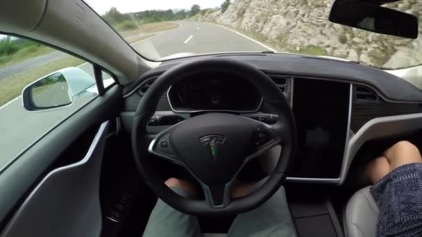 FPV: Auto carro elétrico ambientalmente amigável dirigindo na estrada sinuosa — Vídeo de Stock