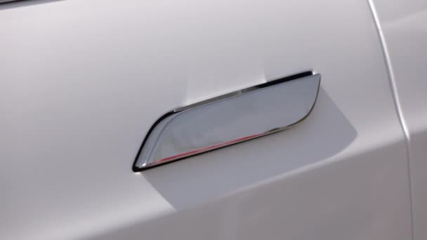 Close-up: Tesla eco elektrische auto deur opening systeem en greep uit — Stockvideo