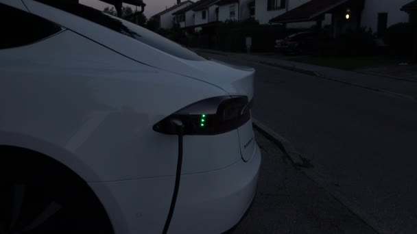 Close-up: Elektrische energie opladen auto batterijen op eigen erf op neer — Stockvideo