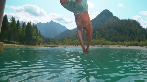 閉じる:フィットコーカサスの男が先にさわやかなエメラルド湖に頭をダイビング. — ストック動画