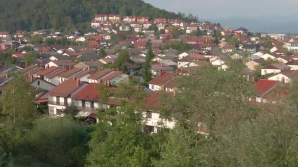 AERIAL: Voando sobre as tranquilas moradias suburbanas em uma tarde ensolarada de verão . — Vídeo de Stock