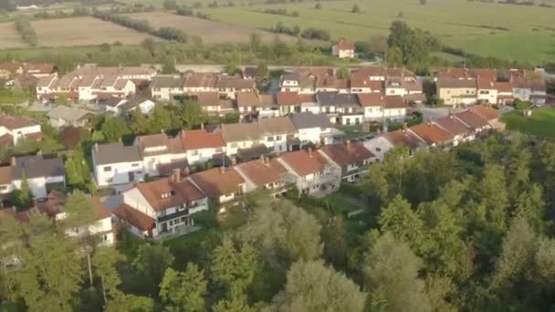 TIMEWARP: Flying above terraced houses and road running through the suburbs. — Stock Video