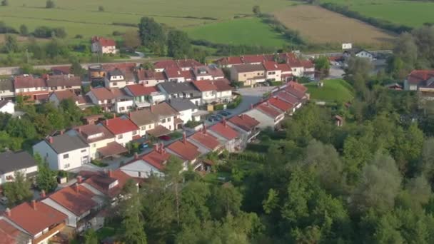 AERIAL: Voando acima das luxuosas casas em terraços no tranquilo bairro suburbano . — Vídeo de Stock