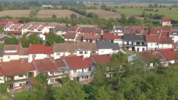 AERIAL:静かな郊外の住宅街の中流階級住宅の上を飛ぶ. — ストック動画