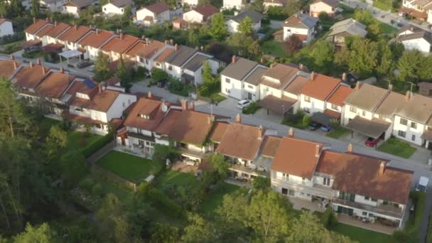 AERIAL: Flyver over tomme asfaltgader, der løber forbi middelklassens rækkehuse . – Stock-video