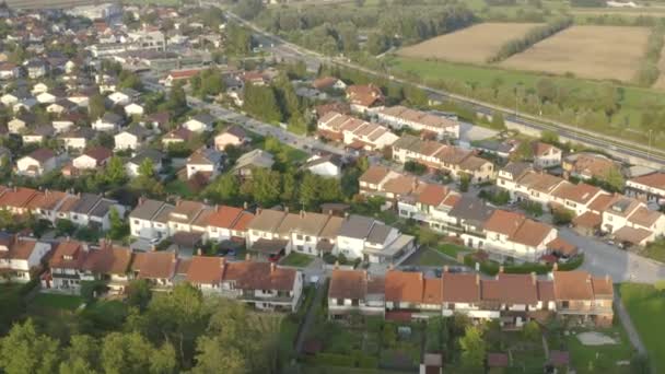 Drone: Slovenya 'daki lüks bir mahallenin boş caddelerinin üzerinde uçmak. — Stok video