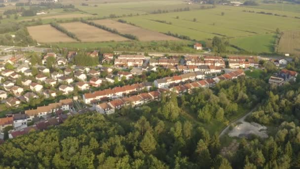 AERIAL: Hoch über den elitären Stadthäusern, umgeben von ländlicher Landschaft. — Stockvideo