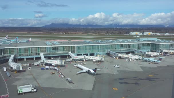 Luchtfoto: Vliegen dicht bij de moderne luchthaven en vliegtuigen klaar om aan boord te gaan. — Stockvideo