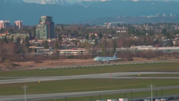 Grande avião de passageiros se aproxima rapidamente da pista e pousa suavemente em Vancouver . — Vídeo de Stock