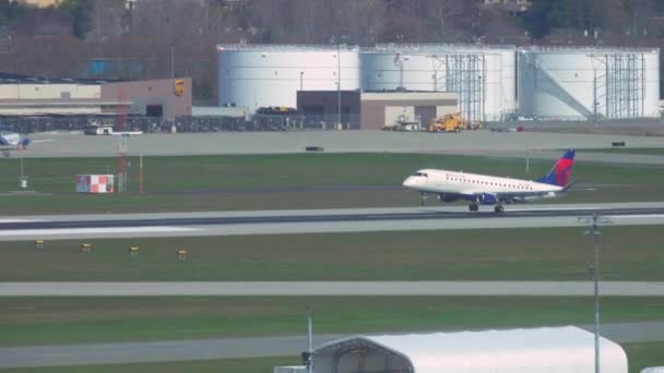 Flugzeug der Delta Airlines nähert sich der Landebahn und landet in der Luft. — Stockvideo