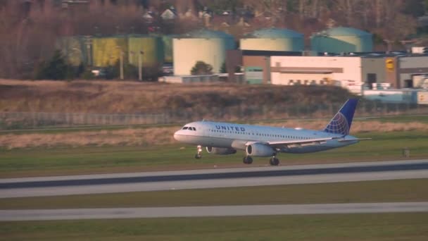 Letadlo United Airlines se blíží k ranveji a přistane ve Vancouveru.. — Stock video