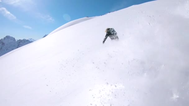 Koele vrouwelijke toeristische heliboarding beneden de schilderachtige berg bedekt met verse sneeuw. — Stockvideo