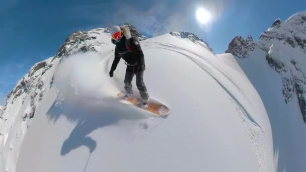 VR360: Snowboarder τεμαχίζοντας το un-groomed χιονισμένο βουνό στη Βρετανική Κολομβία. — Αρχείο Βίντεο