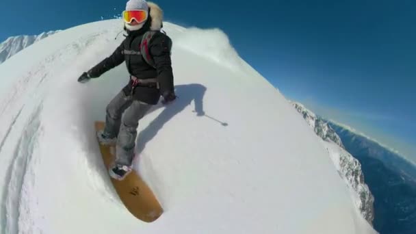 360VR: Žena na úžasné zimní dovolenou heliboarding v ohromující Bella Coola. — Stock video