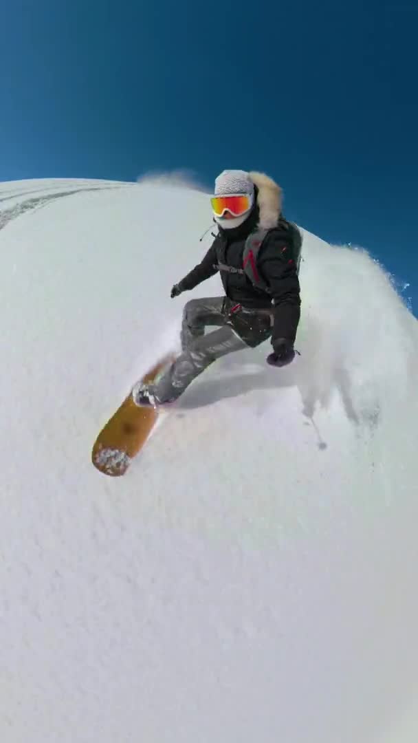 Verticaal: Stoked snowboarder meisje snijden off trail hoog in zonnige bergen. — Stockvideo