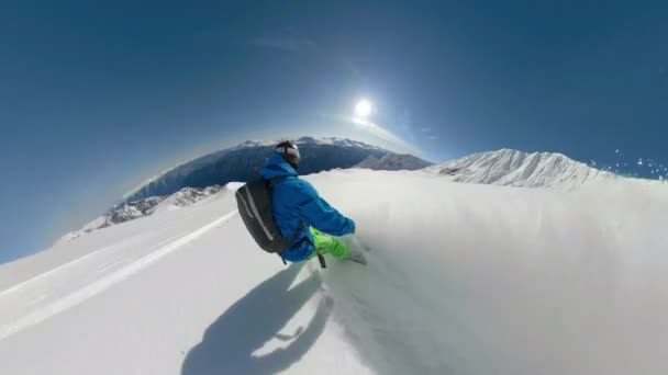 Följ: Extrem freeride snowboarder strimla orörd snö i avlägsen terräng. — Stockvideo