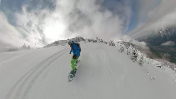 Vr360: Χιονισμένη άγρια φύση γύρω από snowboarder σκάλισμα κάτω από το βουνό. — Αρχείο Βίντεο