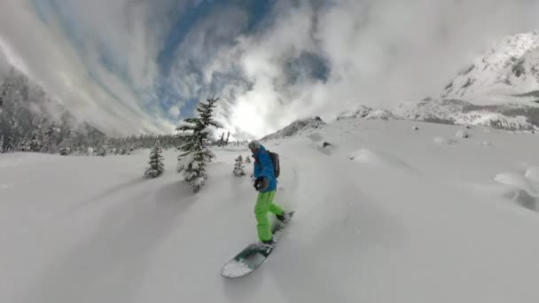 Vr360: Κολλημένος freerider snowboarding κάτω από το απομακρυσμένο χιονισμένο ορεινό έδαφος. — Αρχείο Βίντεο